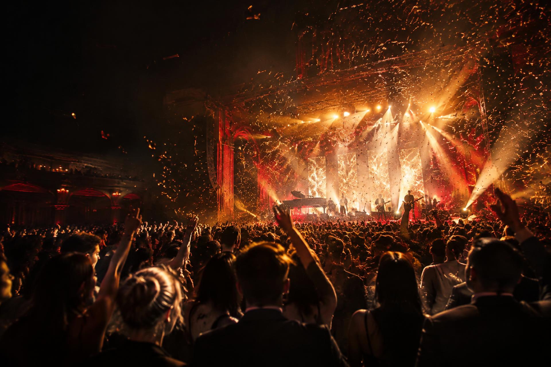Concert spectaculaire devant une foule enthousiaste